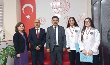 Akhisarlı MESEM Şeflerinden Büyük Başarı: Türk Mutfağı Yarışmasında Bronz Madalya!