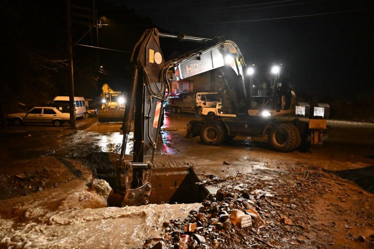 Büyükşehir ve MASKİ Ekipleri Yağmurda Tüm Gücüyle Sahada