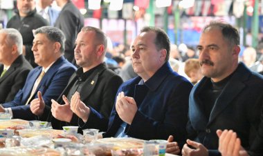 Demirci’deki İftar Sofrası Birlik ve Bereketi Aynı Sofrada Buluşturdu