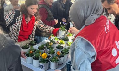 CHP Akhisar Gençlik Kolları’ndan Kadınlara 8 Mart Çiçeği