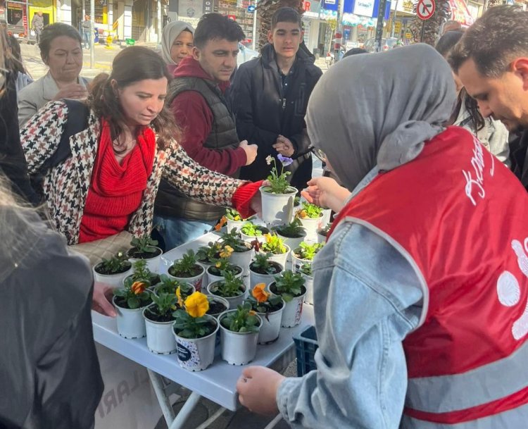 CHP Akhisar Gençlik Kolları’ndan Kadınlara 8 Mart Çiçeği