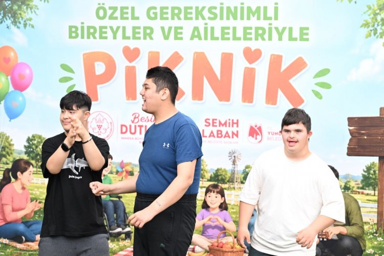 Yağmur Gülümsemeye Engel Olamadı