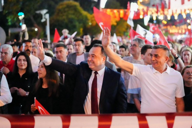 Manisa’da 19 Mayıs Coşkusu Zirveye Ulaştı:  Fener Alayı, Ozbi Konseri ve 300 Dronluk Gösteri Büyüledi
