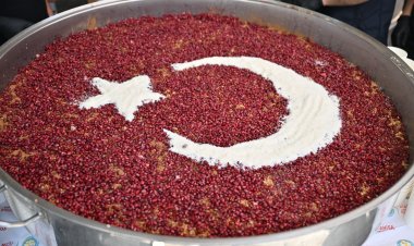 Büyükşehir’den Alaybey ve Laleli Pazarlarında Aşure İkramı
