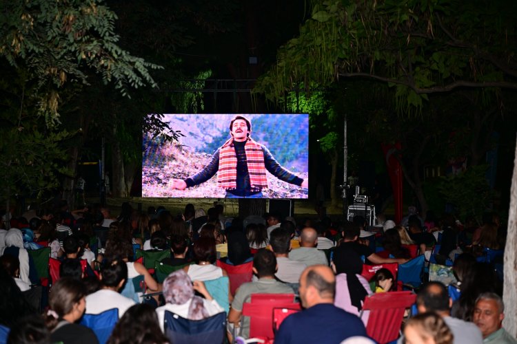 Açık Hava Sinema Geceleri Manisalılara Nostalji Rüzgârı Estiriyor